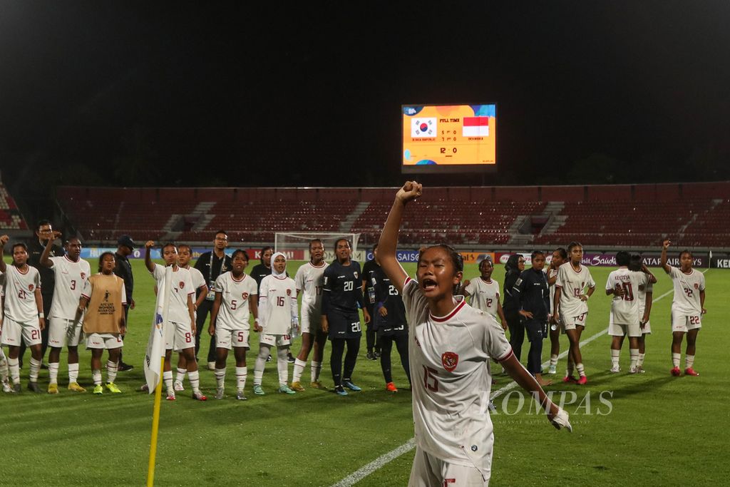 Pemain tim putri Indonesia U-17, Kikka, memberikan semangat kepada suporter dan rekan setimnya setelah kalah dari tim putri Korea Selatan U-17 dalam pertandingan Grup A Piala Asia Putri U-17 di Stadion Kapten I Wayan Dipta, Gianyar, Bali, Kamis (9/5/2024). Tim putri Indonesia kalah 12 gol dari Korea Selatan. 