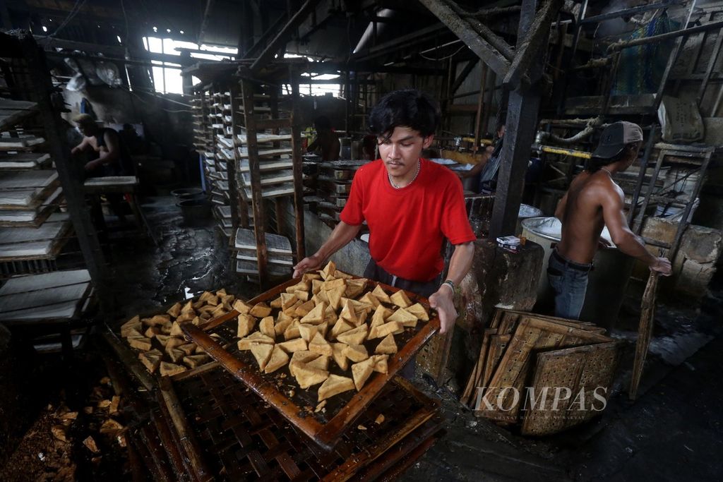 Kesibukan sebuah UMKM pembuatan tahu di kawasan Parung Serab, Tangerang, Banten, Minggu (1/11/2020).