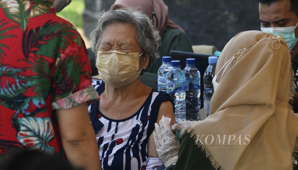 Warga mengikuti vaksinasi Covid-19 di gerai vaksin Polsek Cipondoh yang berlangsung di salah satu kompleks perumahan di Cipondoh, Kota Tangerang, Banten, Selasa (21/6/2022). 
