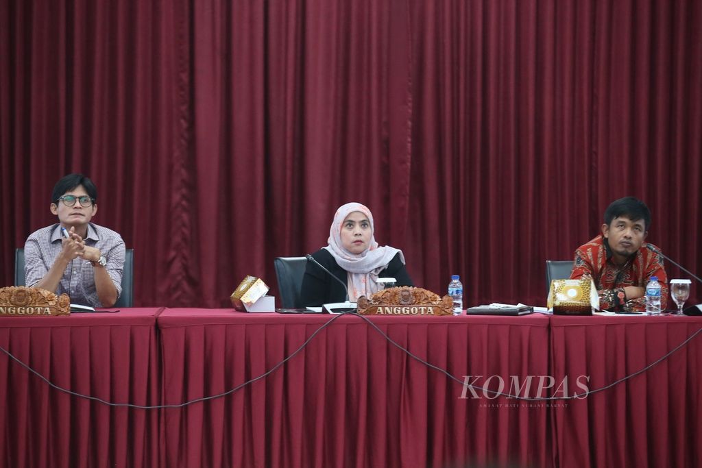 Anggota Komisi Pemilihan Umum (KPU) Idham Holik (kanan), Betty Epsilon Idroos (tengah), dan August Mellaz memimpin rapat koordinasi integrasi dan migrasi data Sistem Informasi Partai Politik (Sipol) bersama partai politik di Gedung KPU, Jakarta, Jumat (17/6/2022). 