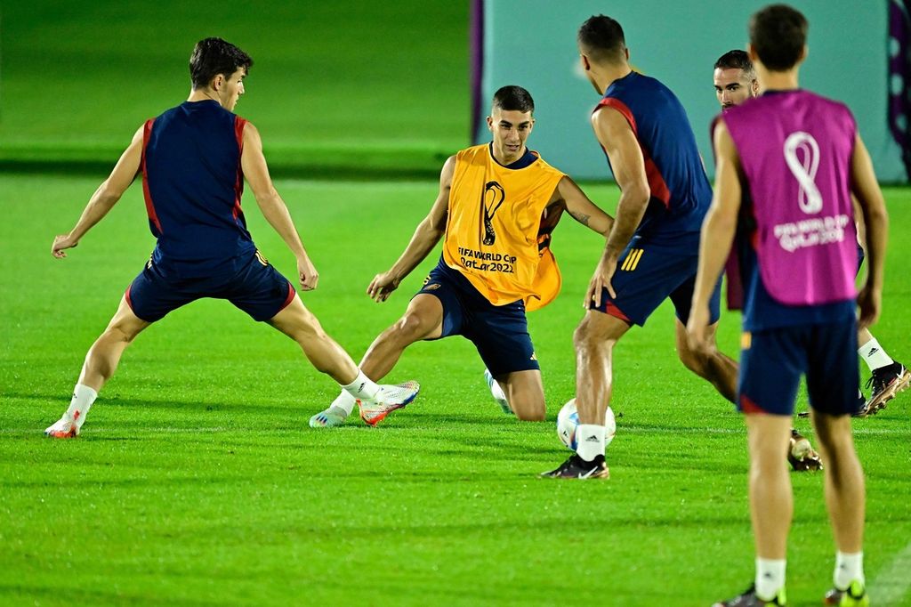 Pemain timnas Ferran Torres (kedua dari kiri) berlatih bersama rekan-rekannya untuk menghadapi Jerman, di stadion Qatar University, Doha, Qatar, Sabtu (26/11/2022). 