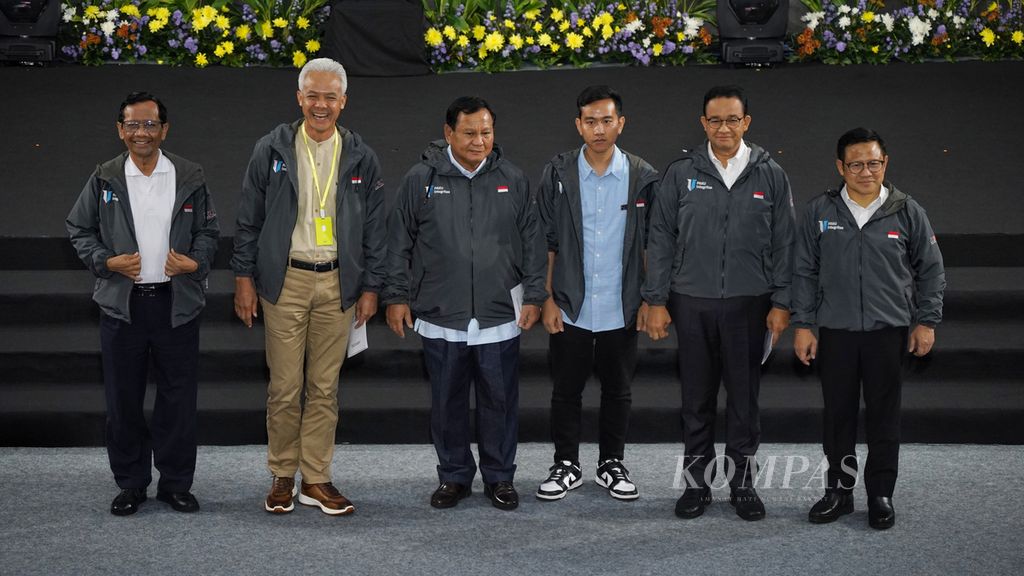 Three pairs of presidential and vice presidential candidates, namely Anies Baswedan-Muhaimin Iskandar, Prabowo Subianto-Gibran Rakabuming Raka, and Ganjar Pranowo-Mahfud MD, posed together wearing anti-corruption commitment jackets during the Strengthening of Anti-Corruption for Integrity State Officials (Paku Integritas) event at the Juang Building of the Corruption Eradication Commission (KPK), Jakarta on Wednesday (17/1/2024).