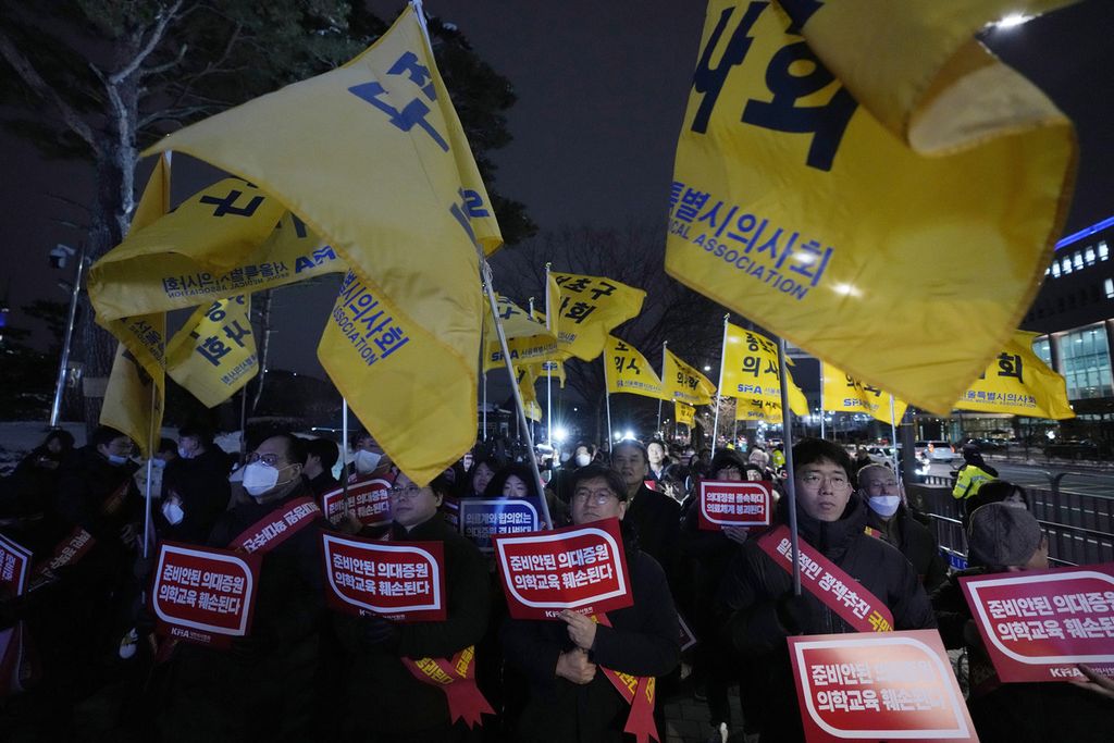 Para dokter Korea Selatan berunjuk rasa pada Kamis (22/2/2024) malam di Seoul, Korea Selatan. Mereka menolak rencana pemerintah menambah kuota calon mahasiswa fakultas kedokteran.