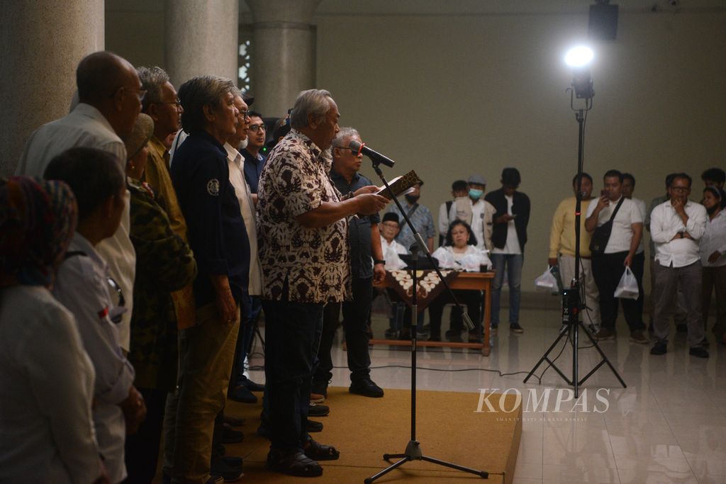 Guru Besar Fakultas Psikologi Universitas Gadjah Mada Koentjoro membacakan Petisi Bulaksumur di Balairung UGM, Yogyakarta, Rabu (31/1/2024). 