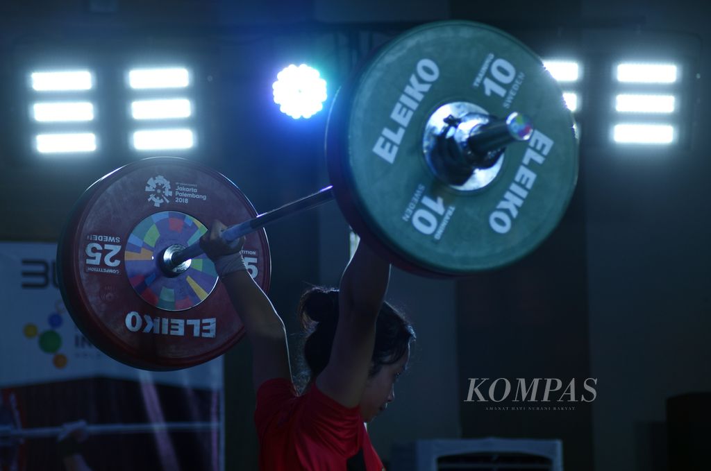 Aksi lifter putri Jawa Timur, Luluk Diana Tri Wijayana, dalam kelas 49 kg putri Kejuaraan Nasional Senior Angkat Besi 2022 di Sentul, Bogor, Jawa Barat, Selasa (25/10/2022). Luluk akhirnya berhasil meraih tiga emas dari kelas tersebut. 