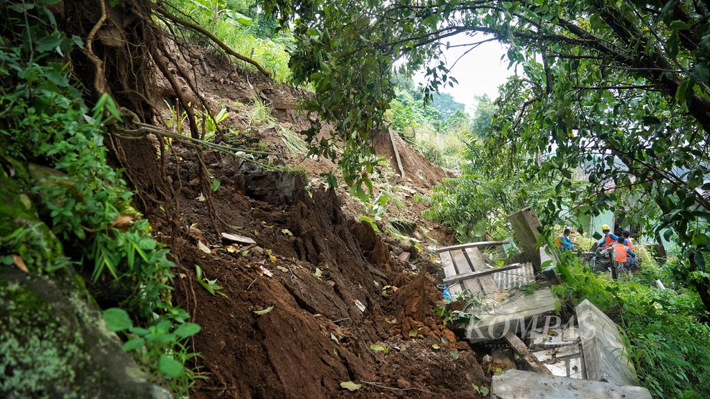 Kondisi tebing yang menyebabkan musibah longsor di Kampung Lebak Kantin, Sempur, Kota Bogor, Jawa Barat, Senin (25/3/2024). 