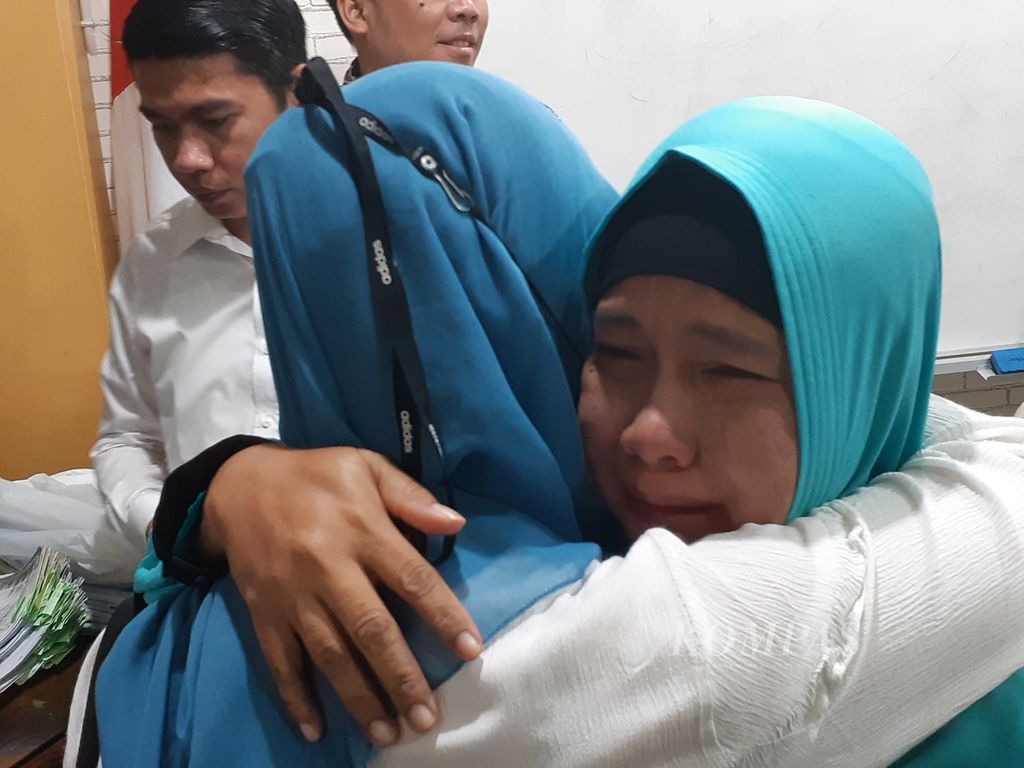 Siti Soimah, Ibu dari AM, santri Pesantren Modern Darussalam Gontor, Ponorogo, Jawa Timur, yang tewas di ponpes tersebut menangis di pelukan sahabatnya, Selasa (6/9/2022). Dia meminta agar penyebab kematian anak sulungnya itu bisa terkuak.