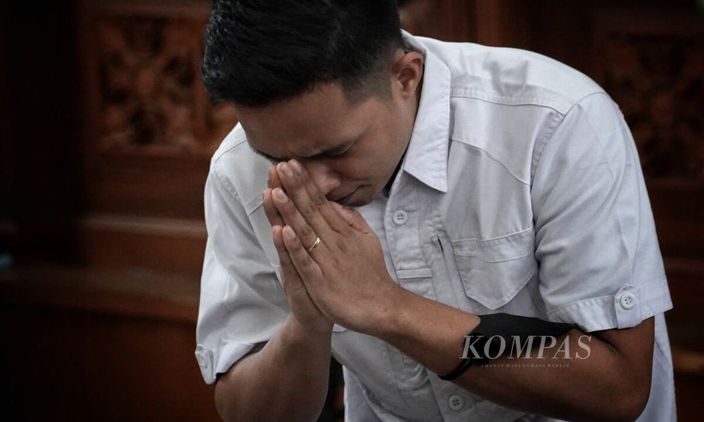 Defendant Richard Eliezer Pudihang Lumiu during his sentencing hearing at the South Jakarta District Court, Jakarta, Wednesday (15/2/2023). Richard Eliezer Pudihang Lumiu was sentenced to 1.5 years in prison.