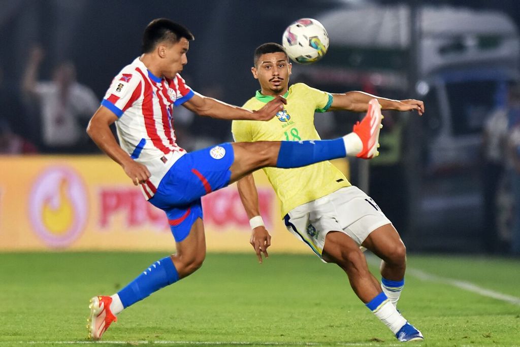 Pemain Paraguay Diego Gomez (kiri) dan pemain Brasil Andre berebut bola pada kualifikasi Piala Dunia 2026 zona Conmebol di Stadion Defensores del Chaco, Asuncion, Paraguay, Selasa (10/9/2024). Paraguay menang 1-0.