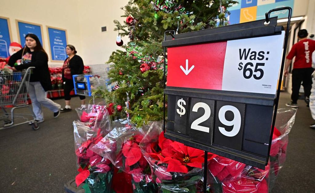 Konsumen berbelanja di sebuah toko jaringan ritel di Rosemead, California, Amerika Serikat, 12 Desember 2023. Inflasi di AS pada November 2023 tercatat 3,1 persen, menurun dari inflasi pada Oktober 2023 sebesar 3,2 persen. 
