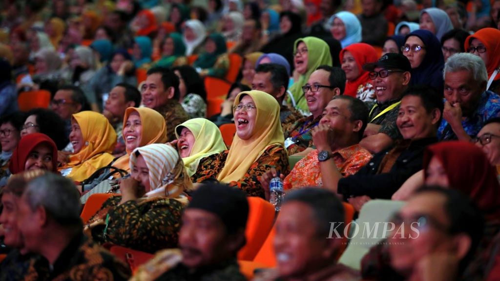 Aparatur sipil negara yang akan segera pensiun ataupun yang sudah pensiun tertawa lepas saat komedian Cak Lontong dan Nur Akbar menghibur mereka dalam acara Program Wirausaha ASN dan Pensiunan di Sentul International Convention Center, Bogor, Rabu (16/1/2019). Kegiatan ini sebagai ajang untuk menyiapkan ASN agar bisa berwirausaha setelah pensiun.