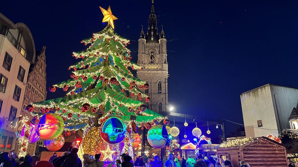 Salah satu wahana permainan dalam Gent Winter Feesten (GWF) 2022 di Vrijdagmarkt, Ghent, Belgia, Sabtu (17/12/2022). Masyarakat memanfaatkan momen ini untuk merayakan Natal bersama.