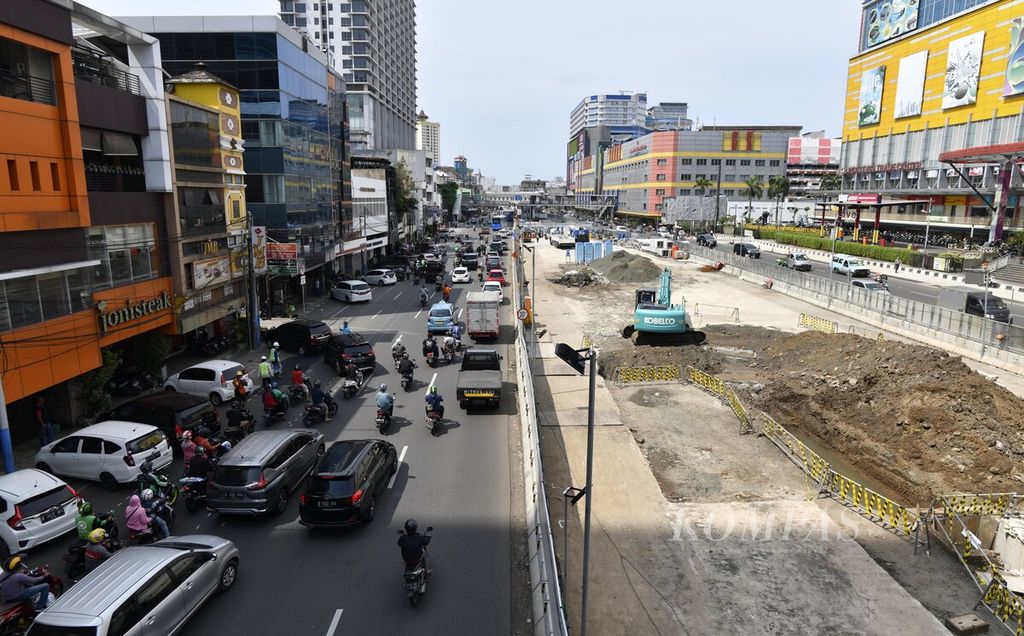 Lokasi proyek MRT Jakarta fase 2A paket kontrak (CP) 203 di kawasan Glodok, Jakarta, Sabtu (8/1/2022). 