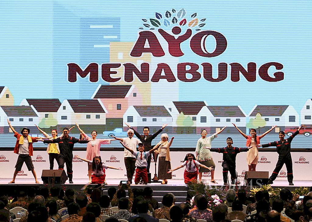 Teatrikal kampanye gerakan menabung ditampilkan dalam peringatan Hari Menabung Sedunia 2016 di Jakarta Convention Center, Senin (31/10). 