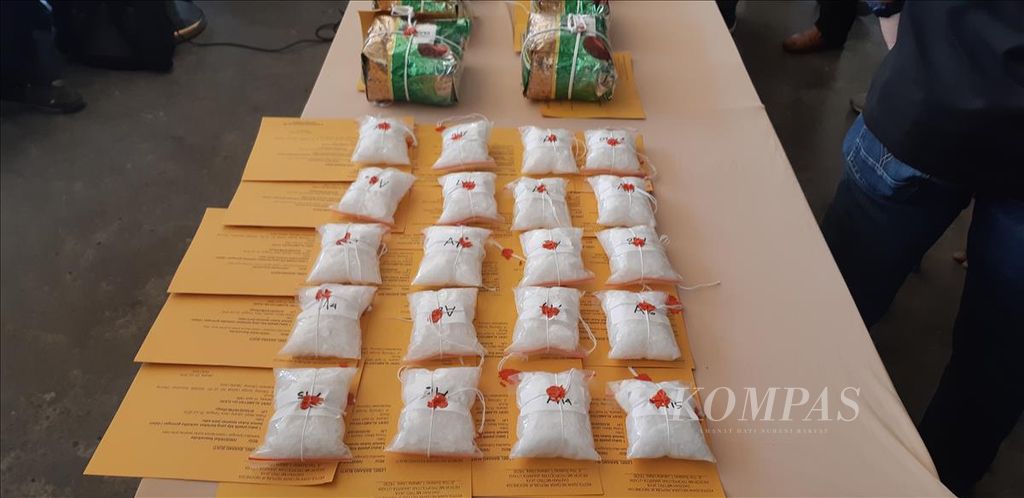 Berbagai bingkisan sabu seberat 10 kilogram disita dari pengedar narkoba, Selasa (6/8/2019), di Jakarta Utara.