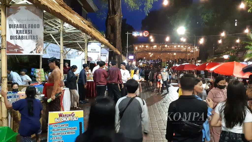 Suasana di kawasan Jalan Gajah Mada, Kota Denpasar, diramaikan warga yang mengunjungi lokasi Denpasar Festival (Denfest) Ke-15, Minggu (25/12/2022). Digelar sejak Rabu (21/12/2022), Denfest 2022 ditutup pada Minggu (25/12/2022).