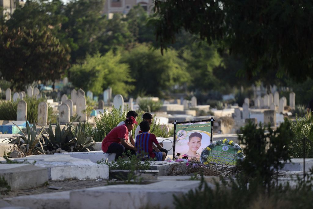 Sejumlah pemuda Palestina berziarah ke makam kerabat dan kenalan  di Gaza, Selasa (16/8/2022). Warga Palestina terus menjadi korban keganasan Israel