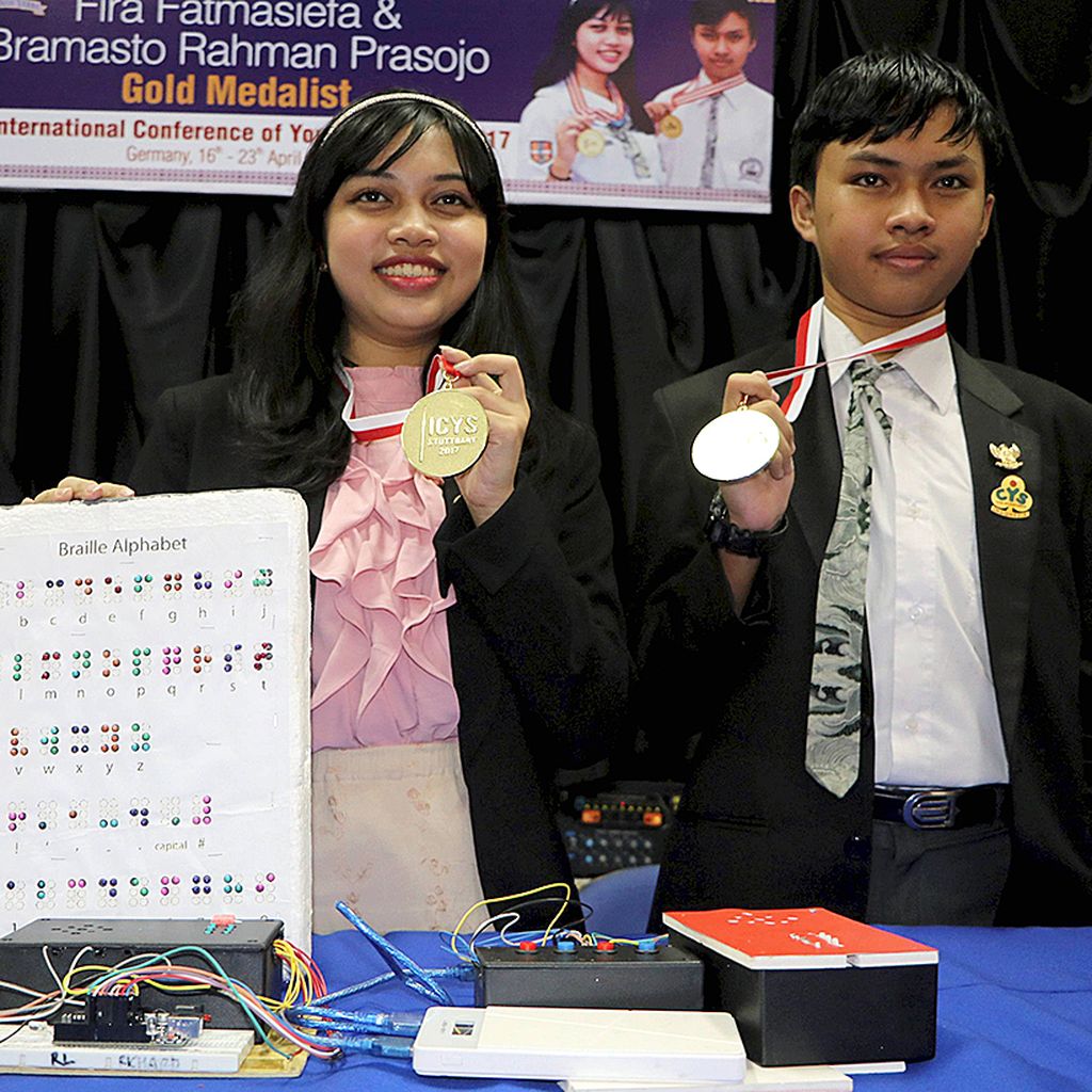 Fira Fatmasiefa (16) dan Bramasto Rahman Prasojo (15) menunjukkan alat baca huruf braille berbasis sains komputer yang mereka ciptakan, di Sekolah Chandra Kusuma, Deli Serdang, Sumatera Utara, Rabu (26/4). Atas temuannya, mereka memenangkan dua medali emas di ajang International Conference of Young Scientist 2017, 16-23 April, di Stuttgart, Jerman. 