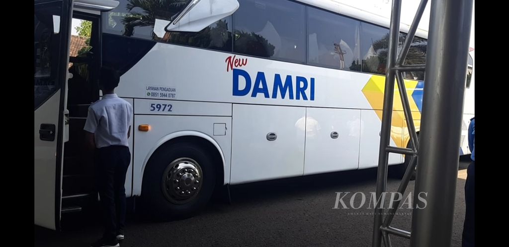Bus Damri bersiap mengantar rombongan Menteri Perhubungan Budi Karya Sumadi dari Bandara Internasional Husein Sastranegara, Kota Bandung, Jawa Barat, ke Bandara Internasional Jawa Barat Kertajati, Rabu (18/10/2023). 