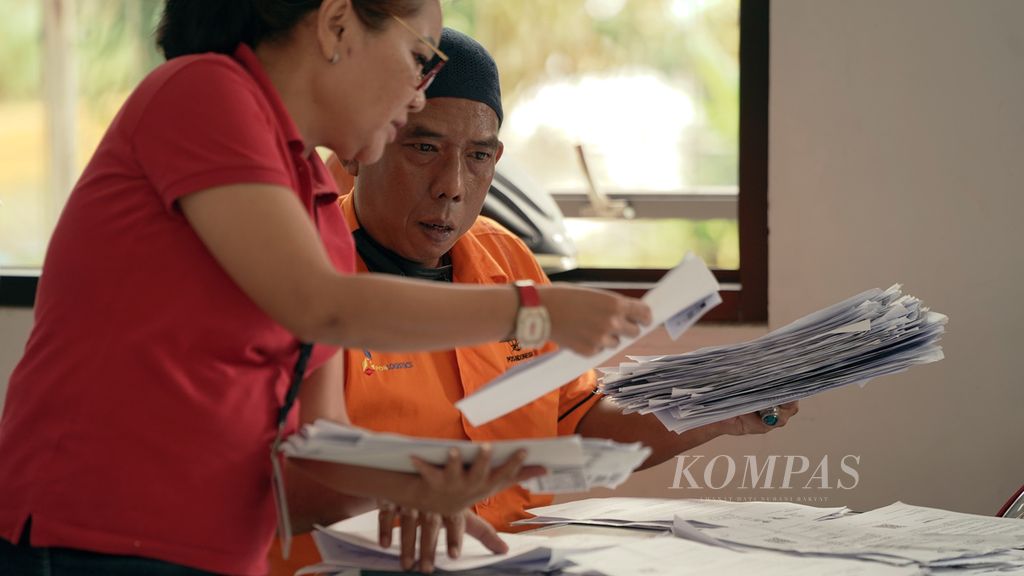 Petugas PT Pos Indonesia mengecek berkas dana Bantuan Langsung Tunai Bahan Bakar Minyak (BLT BBM) di Gedung SKKT Pondok Kelapa, Duren Sawit, Jakarta Timur, Kamis (22/9/2022). Pemerintah berupaya memastikan subsidi terkait kenaikan harga bahan bakar minyak dapat tepat sasaran. Salah satunya dengan sinkronisasi data penerima. 