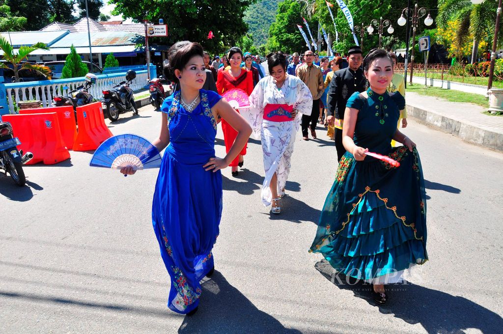 Peserta parade Festival Karawo 2011 mengenakan aneka model busana dari kain sulam karawo, kain sulam khas Gorontalo, Sabtu (17/12/2011), di Gorontalo. Festival yang baru pertama kali diselenggarakan ini bertujuan untuk memopulerkan kain karawo sebagai kain khas tradisional Gorontalo. Kegiatan ini diikuti 87 kelompok dari sejumlah instansi pemerintah ataupun swasta di Gorontalo.