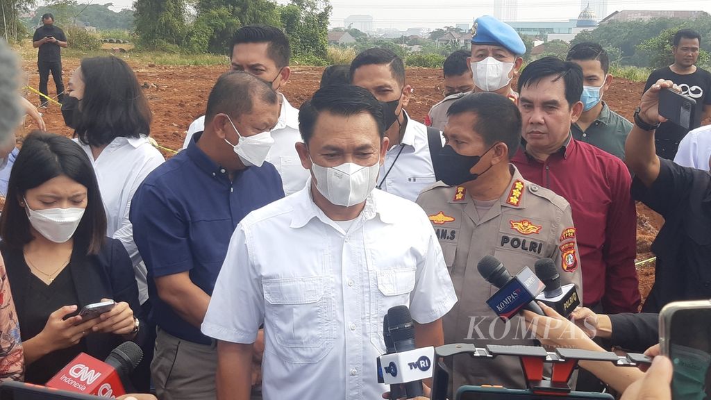 Direktur Reserse Kriminal Khusus Polda Metro Jaya Komisaris Besar Auliansyah Lubis (tengah) di Kelurahan Tirtajaya, Kecamatan Sukmajaya, Depok, Jawa Barat, Rabu (3/8/2022).
