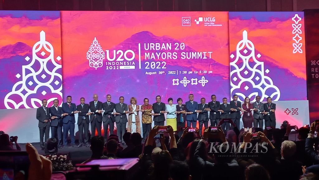 Para pemimpin kota dari 20 kota di dalam negeri dan luar negeri berfoto bersama seusai pembukaan Forum Urban 20 Mayor Summit 2022, Selasa (30/8/2022), di Jakarta.