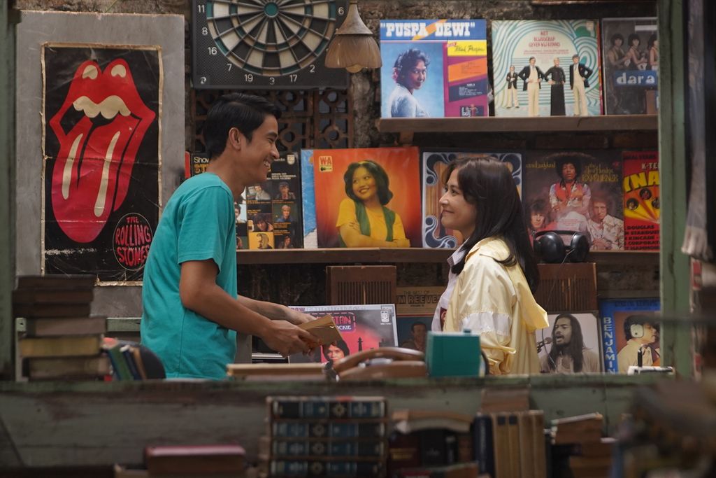 Pemeran Ratna Suminar (Prilly Latuconsina) dan Galih Rakasiwi (Yesaya Abraham) dalam film remake Gita Cinta dari SMA arahan sutradara Monty Tiwa. 