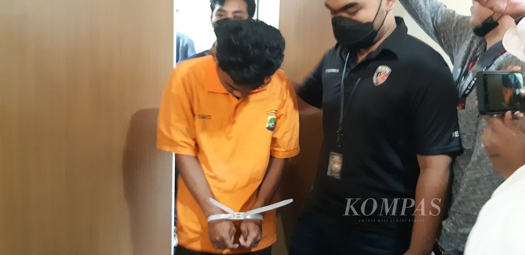 RR (19), salah satu tersangka kasus prostitusi anak di sejumlah apartemen di Jakarta dan Tangerang, dihadirkan dalam rilis kasus di Markas Polda Metro Jaya, Jakarta, Rabu (21/9/2022).