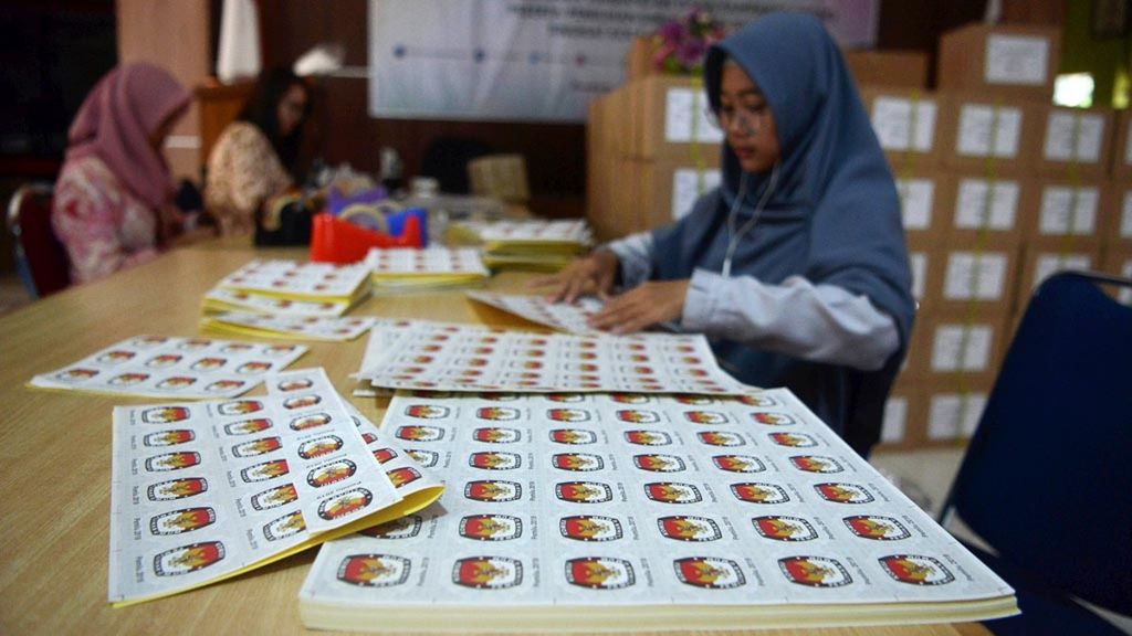 Mahasiswa yang sedang menjalani masa magang membantu menyiapkan segel sampul surat suara untuk pemilu di Kantor Komisi Pemilihan Umum Kota Surakarta, Kecamatan Banjarsari, Surakarta, Jawa Tengah, Kamis (14/2/2019). 