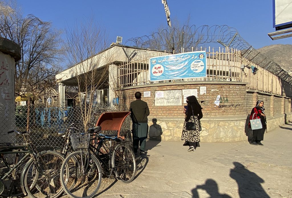 Mahasiswi Universitas Kabul di Afghanistan, Rabu (21/12/2022), tidak bisa masuk ke halaman kampus setelah dihentikan oleh seorang anggota Taliban yang berjaga di depannya. Kelompok Taliban yang berkuasa mulai Rabu melarang gadis muda Afghanistan untuk mengecap pendidikan tinggi,