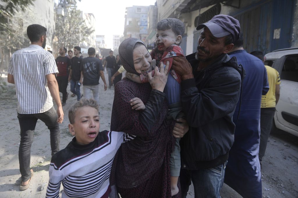 Seorang perempuan Palestina menangis saat menggendong anaknya yang terluka akibat serangan udara Israel di kamp pengungsi Bureij, Jalur Gaza, Kamis (2/11/2023). 