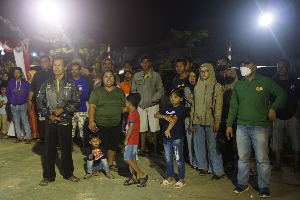 Warga berdiri menonton malam puncak Festival Sepaku Ibu Kota Nusantara yang diselenggarakan di Kecamatan Sepaku, Penajam Paser Utara, Kalimantan Timur, Sabtu (20/8/2022). 