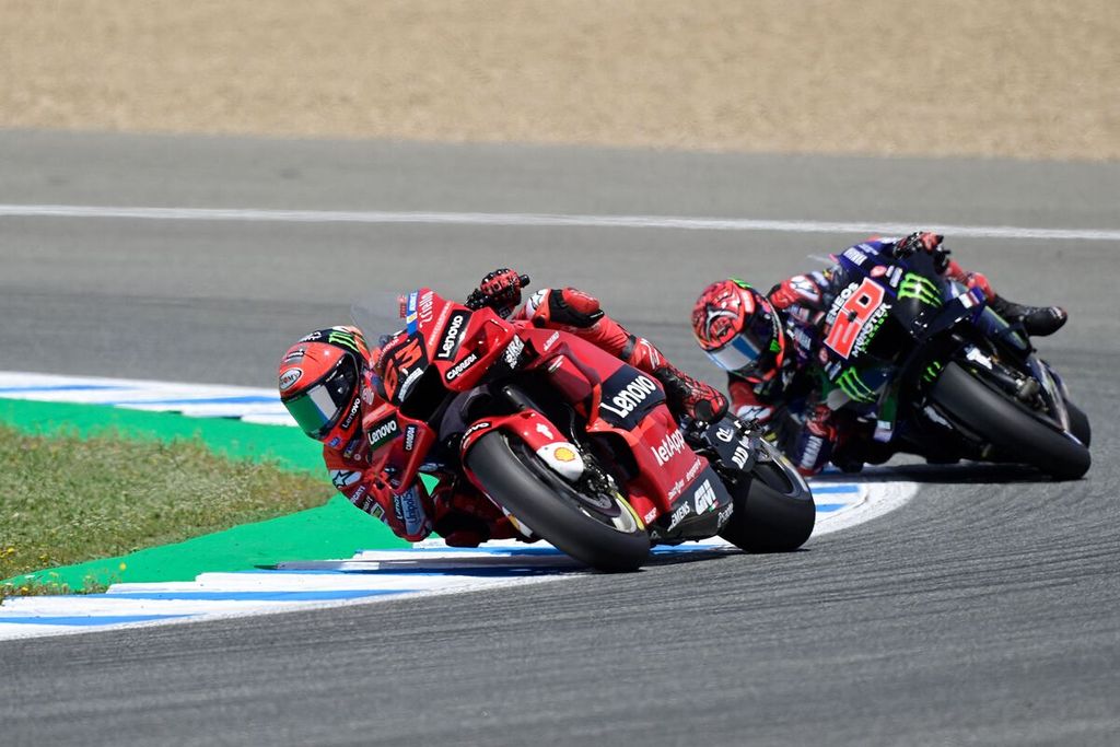 Pebalap tim Ducati, Francesco Bagnaia (depan), dan pebalap tim Yamaha, Fabio Quartararo, bersaing pada MotoGP seri Spanyol di Sirkuit Jerez, Jerez de la Frontera, Minggu (1/5/2022).
