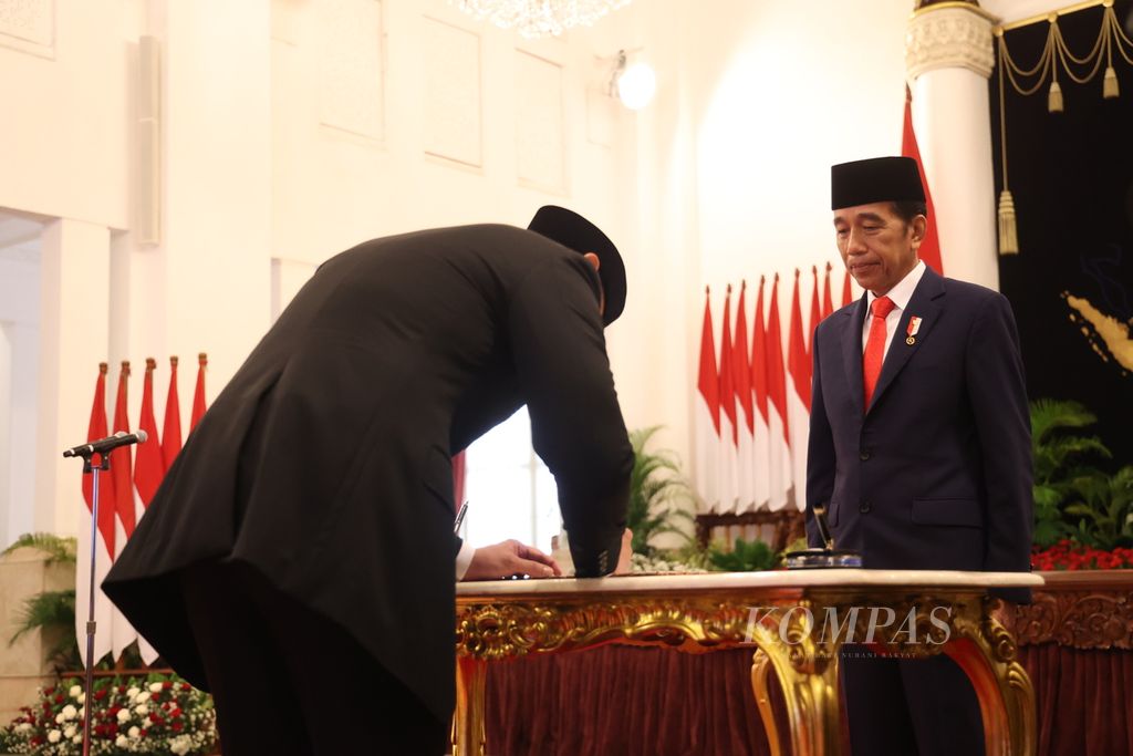 Presiden Joko Widodo menyaksikan penandatanganan oleh Ketua Umum Partai Demokrat Agus Harimurti Yudhoyono (AHY) yang dilantik menjadi Menteri Agraria dan Tata Ruang/Kepala Badan Pertanahan Nasional di Istana Negara, Jakarta, Rabu (21/2/2024).