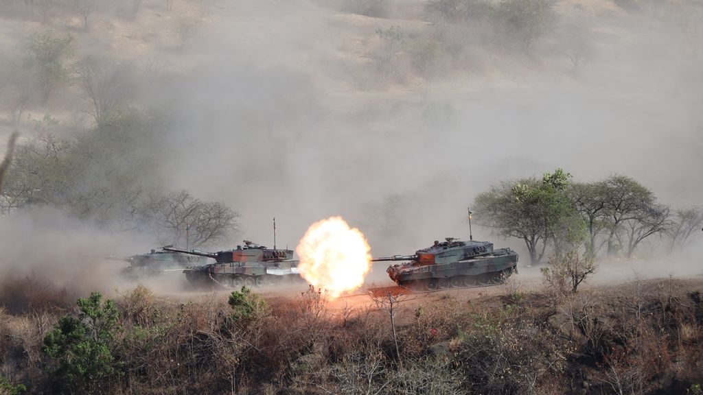 Serangkaian tembakan dari tank milik TNI ke arah titik target pada latihan gabungan TNI dengan sandi ”Dharma Yudha 2019”, di Titik Pantau 12 Pusat Latihan Tempur Marinir Asembagus, Situbondo, Jawa Timur, Kamis (12/9/2019).
