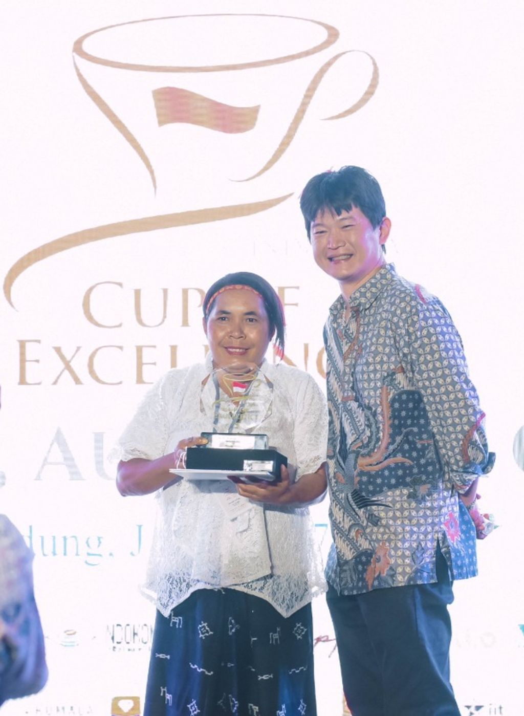 Marselina Walu bersama Wakil Ketua Specialty Association of Indonesia Michael Utama.