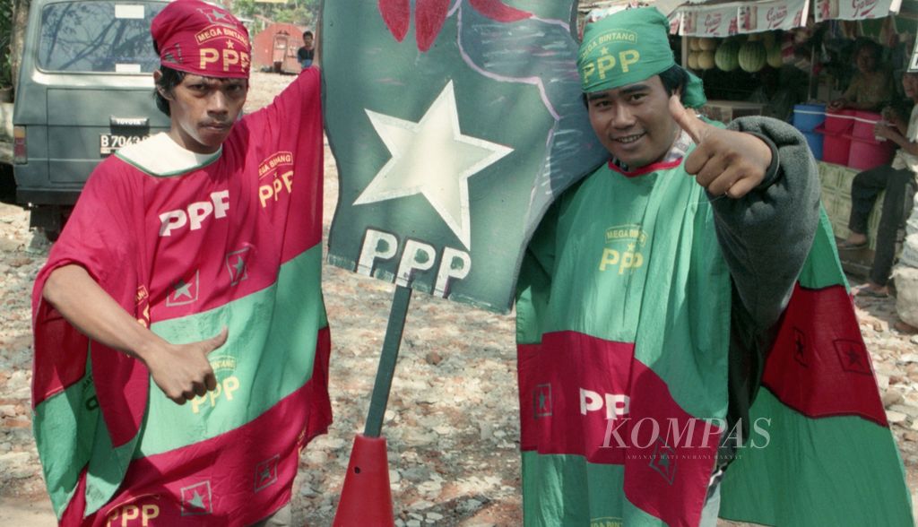 Simpatisan PPP memamerkan atribut Mega-Bintang saat kampanye di Jakarta, Rabu (14/5/1997). 