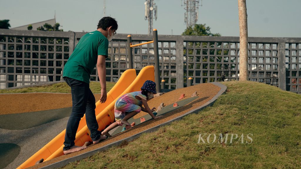 Orangtua menemani anaknya bermain di Taman Sambas Asri, Kelurahan Kramat Pela, Kecamatan Kebayoran Baru, Jakarta Selatan, Minggu (10/4/2022). 