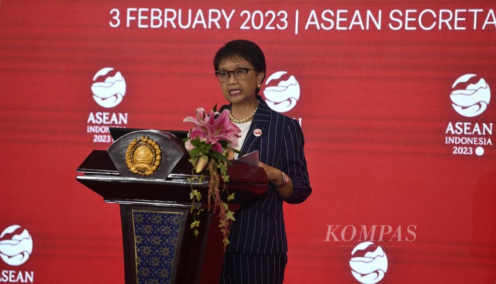 Menteri Luar Negeri Retno Marsudi memberikan keterangan pers terkait berlangsungnya Pertemuan Dewan Koordinasi ASEAN (ACC) dalam rangkaian Retreat Pertemuan Menteri Luar Negeri ASEAN atau ASEAN Foreign Ministers Meeting (AMM) Retreat di Sekretariat ASEAN, Jakarta, Jumat (3/2/2023). 
