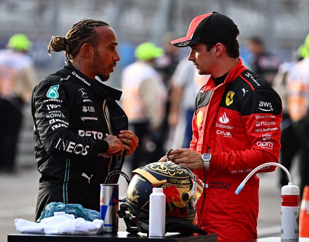 Pebalap tim Mercedes, Lewis Hamilton (kiri), berbincang dengan pebalap tim Ferrari Monegasque, Charles Leclerc, setelah balapan sprint F1 seri Amerika Serikat di Circuit of the Americas, Austin, Texas, Sabtu (21/10/2023). Hamilton diyakini akan pindah ke tim Ferrari pada musim 2025.