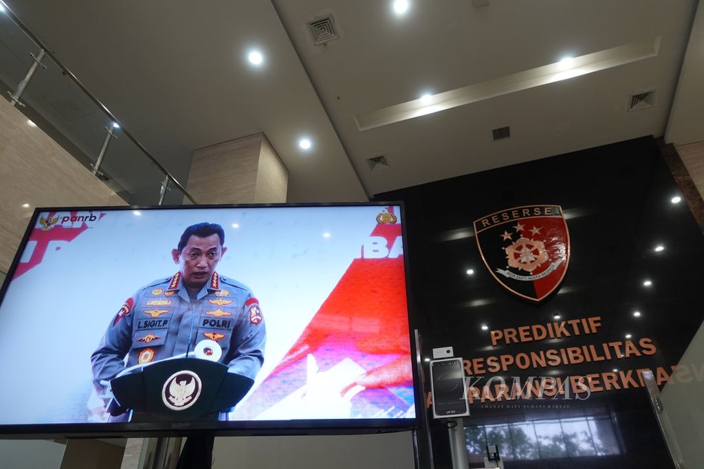 Layar menampilkan Kepala Kepolisian RI Jenderal Polisi Listyo Sigit Prabowo saat memberi sambutan pada acara Pemberian Penghargaan Hasil Pemantauan dan Evaluasi Kinerja Penyelenggaraan Pelayanan Publik dan Penghargaan dalam Pembangunan Zona Integritas di Lingkungan Polri Tahun 2022 di Jakarta, Selasa (21/3/2023).