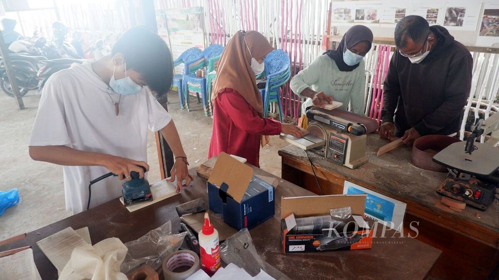 Warga mengikuti pelatihan pembuatan produk <i>geopark</i> di Balai Desa Pulau Sewangi, Kecamatan Alalak, Kabupaten Barito Kuala, Kalimantan Selatan, Senin (23/10/2023). 