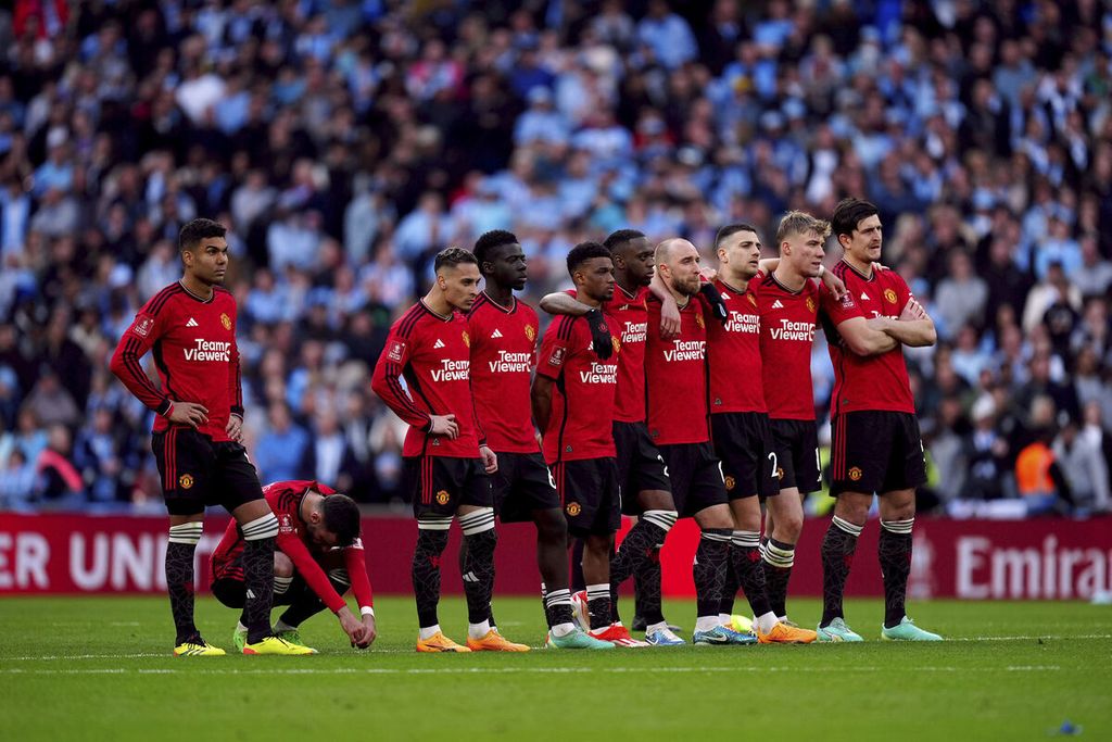 Ekspresi para pemain Manchester United saat adu penalti pada laga semifinal Piala FA antara Coventry City dan MU di Stadion Wembley, London, Minggu (21/4/2024). MU menang adu penalti, 4-2, setelah bermain imbang 3-3 pada waktu normal. 