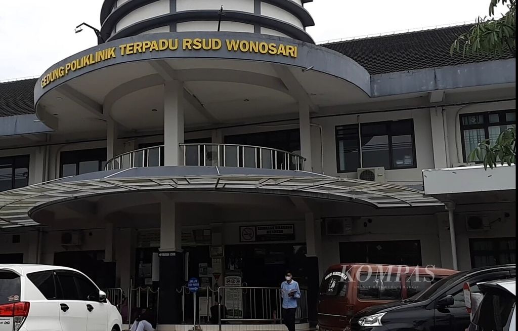 Suasana bagian depan Gedung Poliklinik Terpadu Rumah Sakit Umum Daerah (RSUD) Wonosari, Kabupaten Gunungkidul, Daerah Istimewa Yogyakarta, Rabu (23/3/2022) siang.