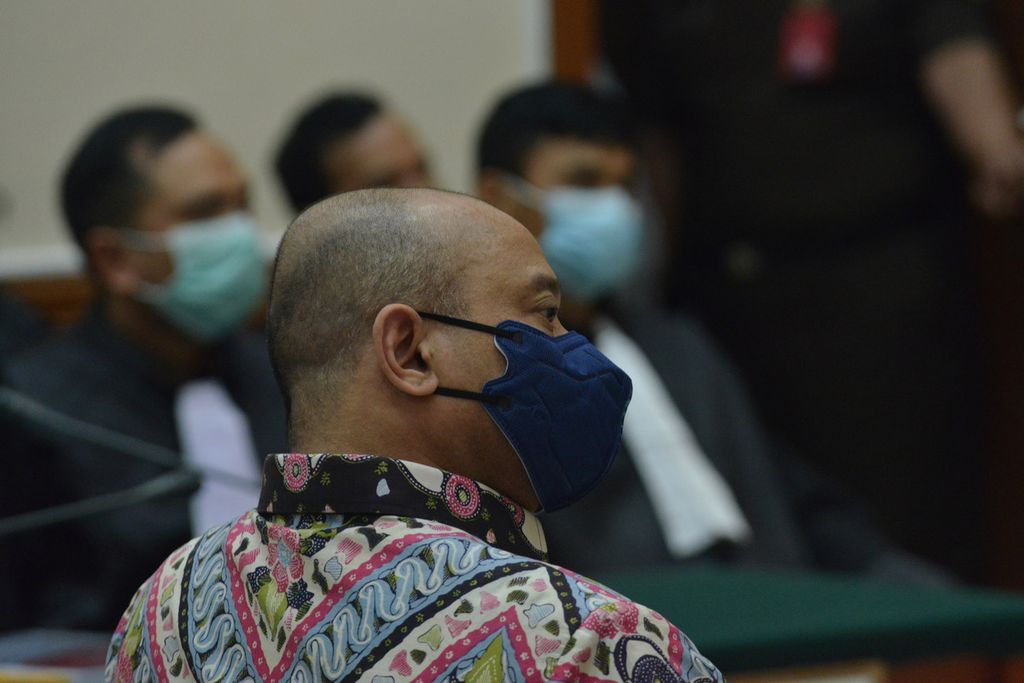The defendant Teddy Minahasa listens to the reading of the charges by the public prosecutor at the West Jakarta District Court, Thursday (30/3/2023).