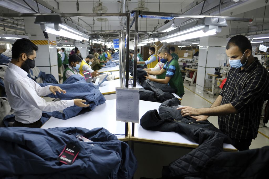 Pekerja pabrik garmen memeriksa produk di pabrik Snowtex Outerwear di Savar, Bangladesh, Agustus 2021. 
