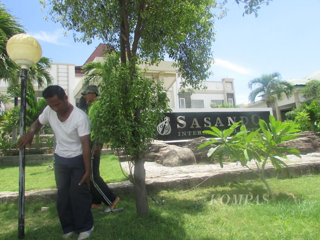 Karyawan Hotel Sasando, Kupang. Hotel dengan jumlah karyawan 36 orang ini masih aman.