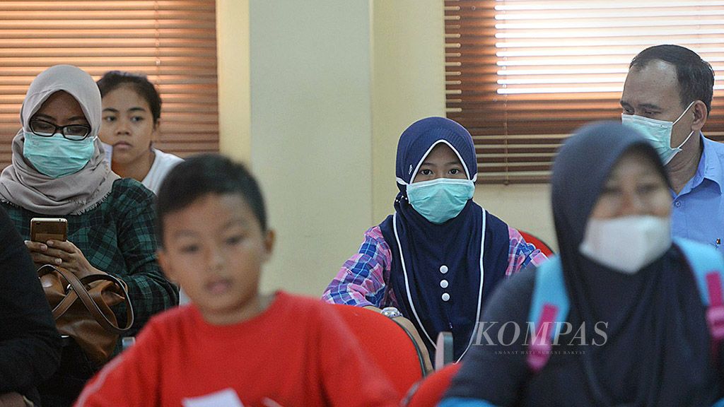 Sejumlah anak  menunggu giliran disuntik vaksin difteri di RS Syarif Hidayatullah, Tangerang Selatan, Rabu (27/12). Vaksinasi wajib diperuntukkan bagi anak usia 1-19 tahun tersebut digelar hingga 29 Desember dan tidak dipungut biaya.