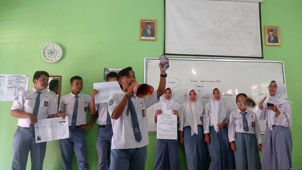 Para pelajar di SMAN 1 Sigaluh, Kabupaten Banjarnegara, Jawa Tengah, belajar sejarah reformasi dengan menggelar simulasi aksi demonstrasi di sekolahnya, Senin (4/3/2024).
